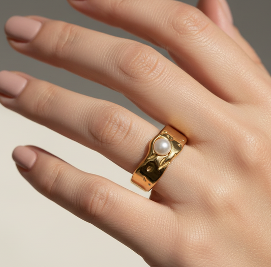 Livia – Anillo Perla Lava Elegante