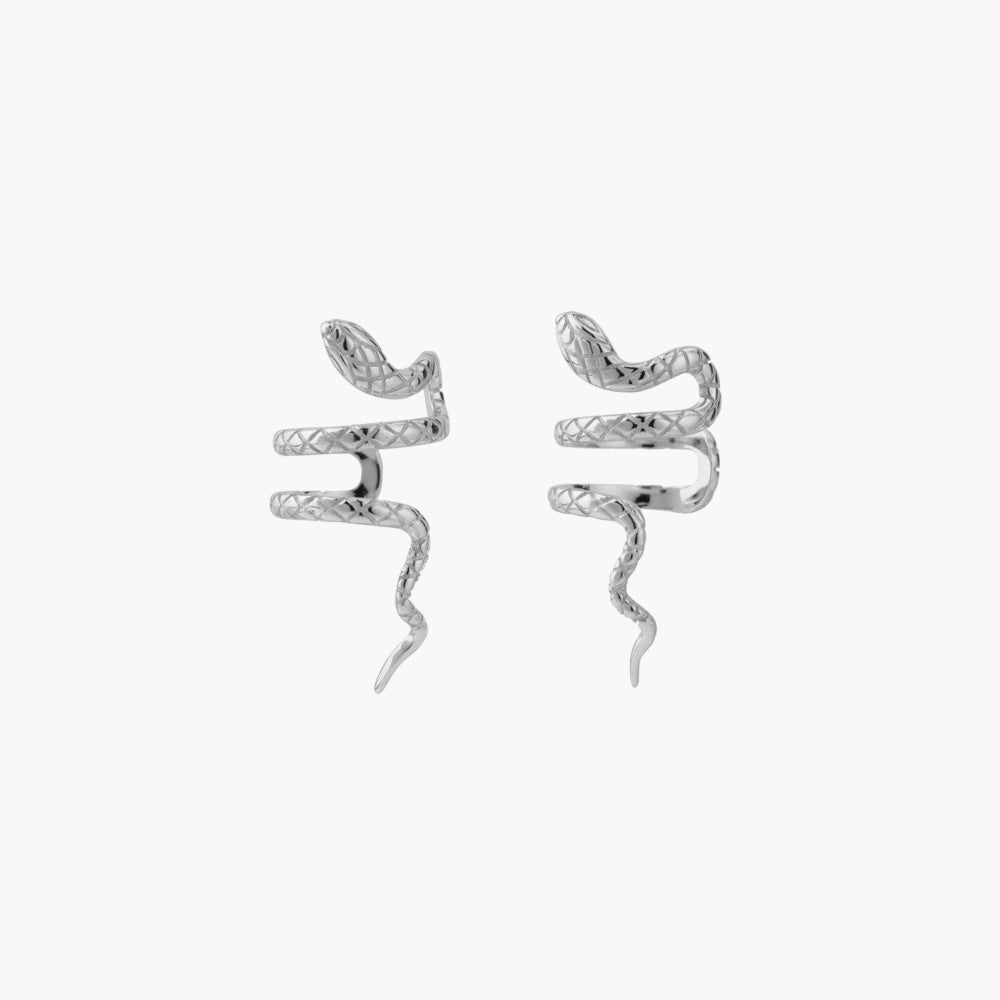 Cuff de oído de serpiente para damas con forma enroscada y patrón grabado en la piel