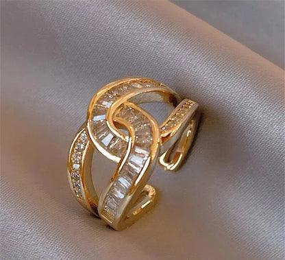 Delara – Anillo Elegante con Nudo de Estilo Sofisticado