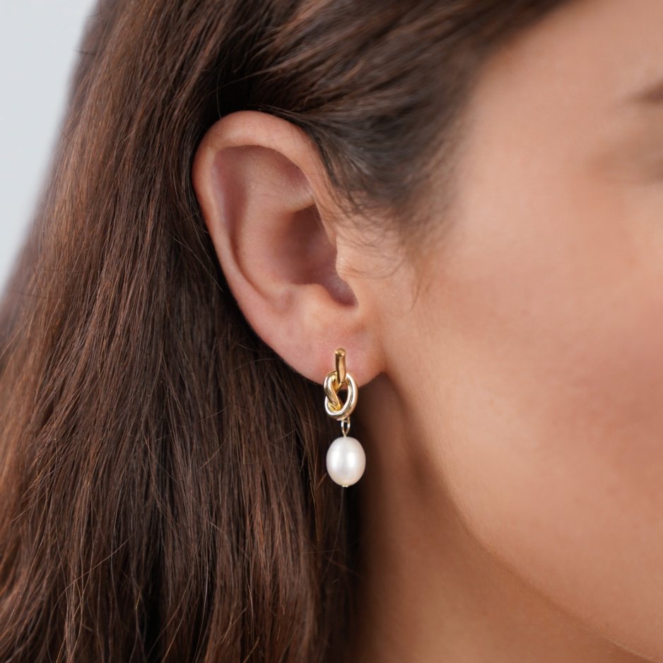 Evelina – Aretes Nudo Dorado y Perlas de Agua Dulce