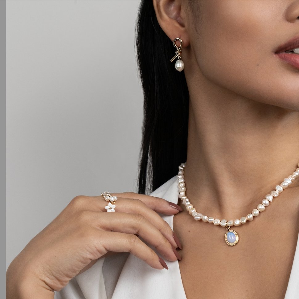 Evelina – Aretes Nudo Dorado y Perlas de Agua Dulce