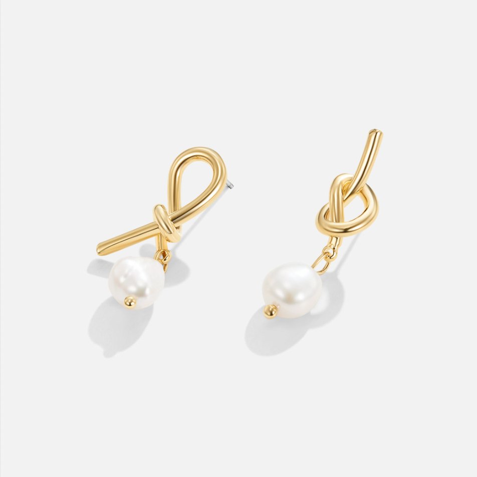 Evelina – Aretes Nudo Dorado y Perlas de Agua Dulce
