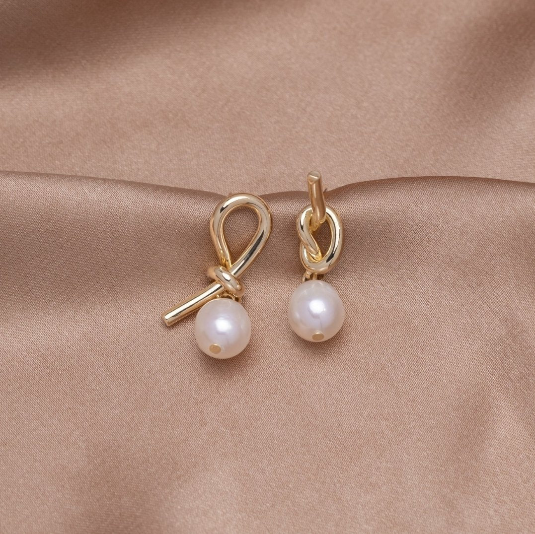 Evelina – Aretes Nudo Dorado y Perlas de Agua Dulce