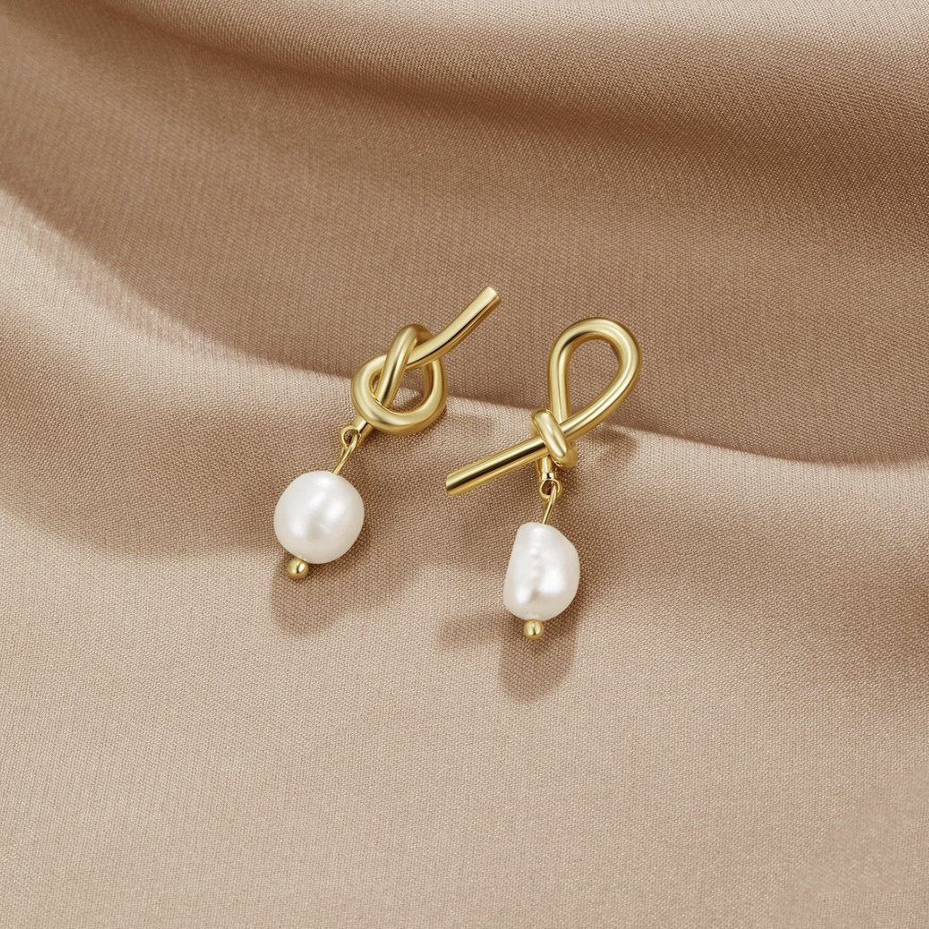 Evelina – Aretes Nudo Dorado y Perlas de Agua Dulce