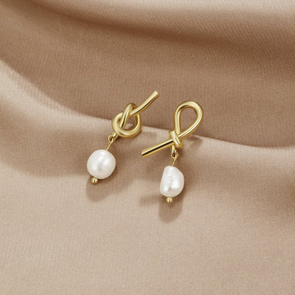 Evelina – Aretes Nudo Dorado y Perlas de Agua Dulce