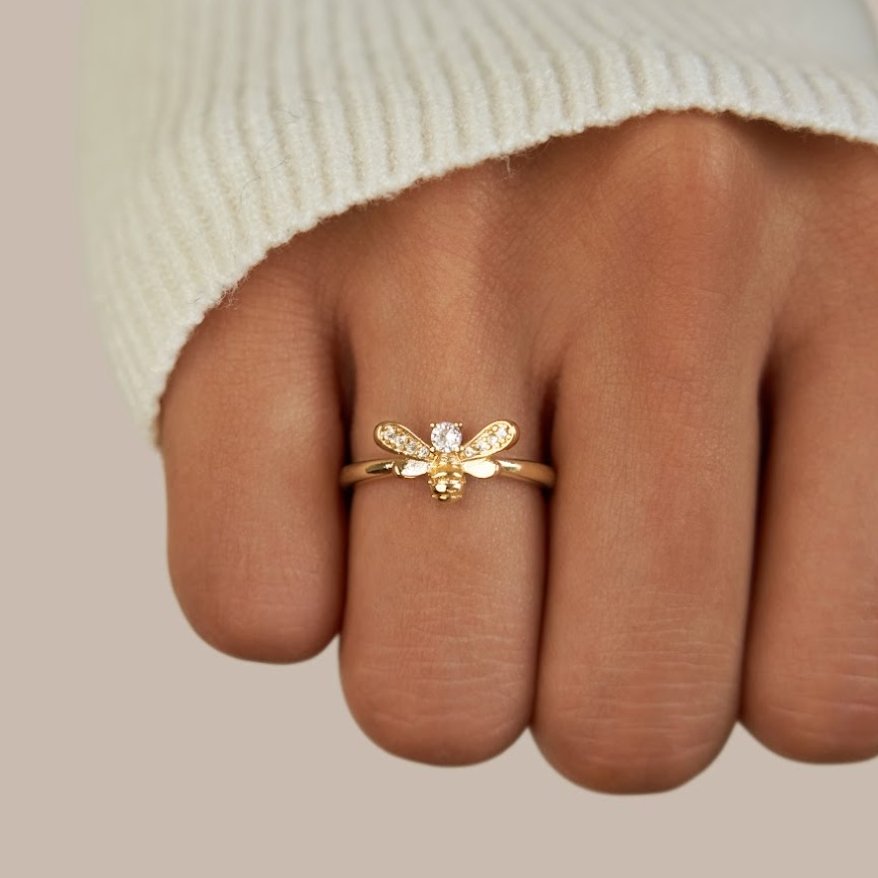 Laila – Anillo de cristal y abeja dorada