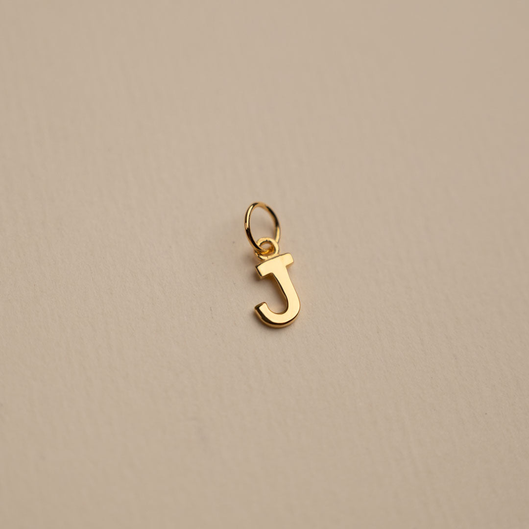 Sabrina - Colgante de Letra en Oro