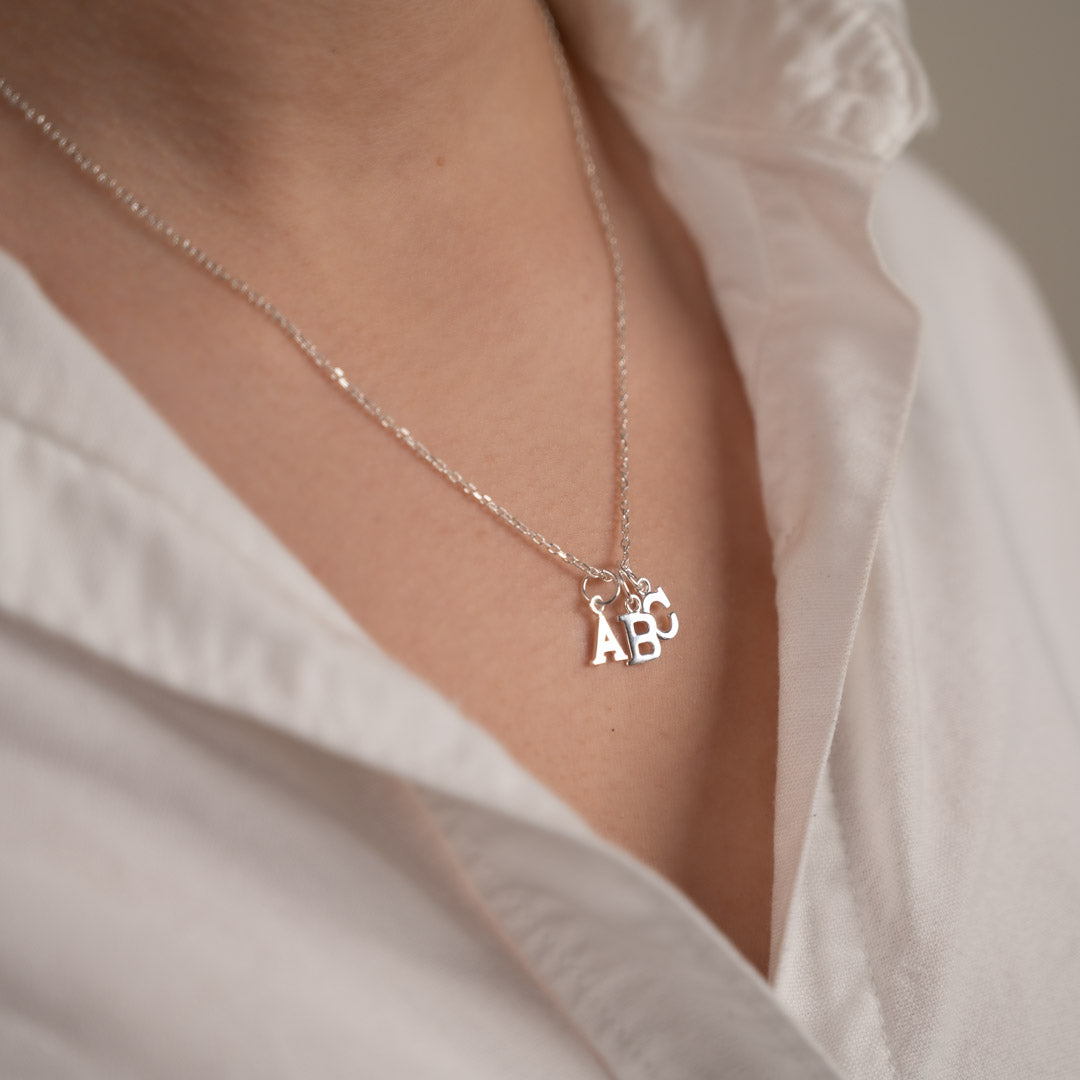 Nadia - Colgante de Letra en Plata