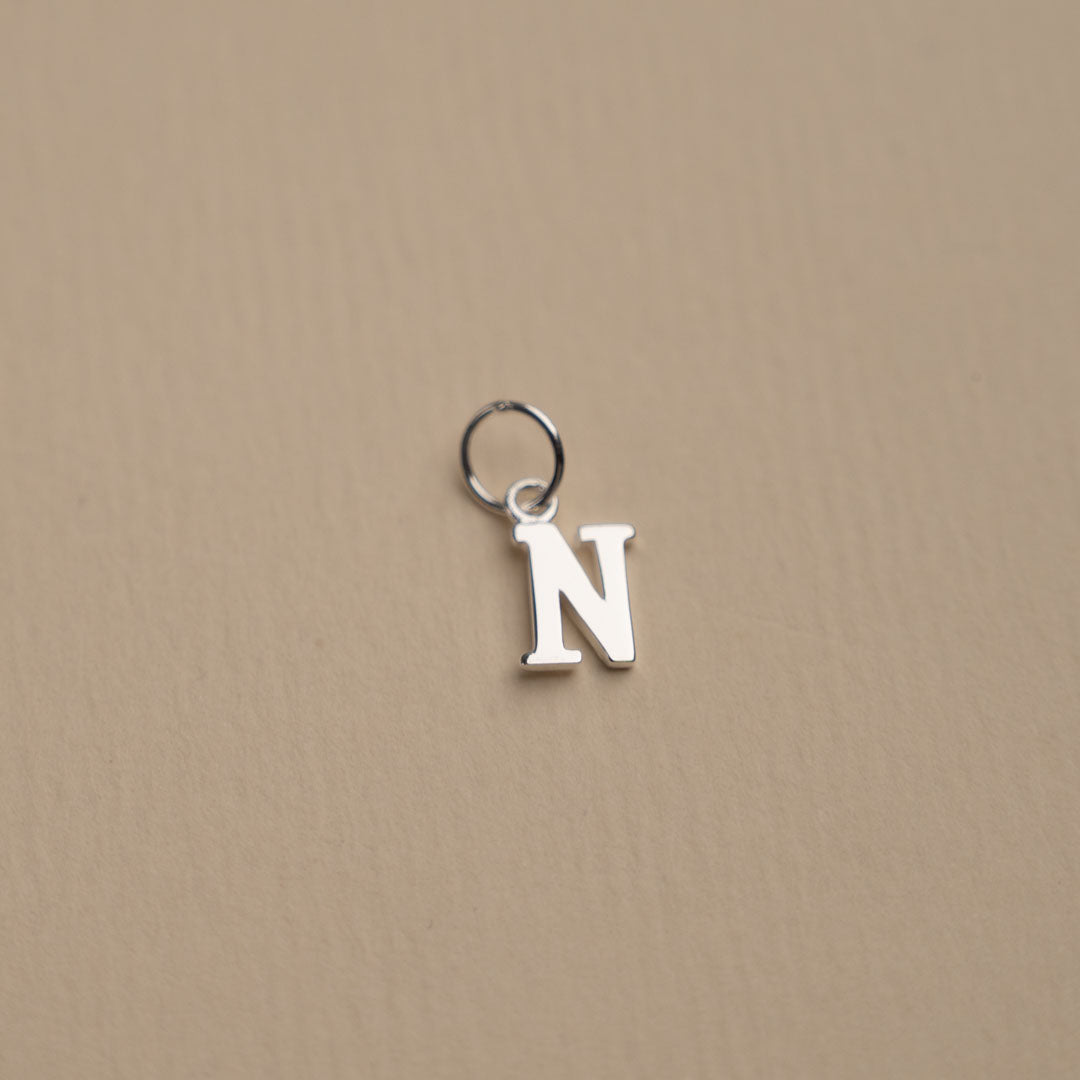 Nadia - Colgante de Letra en Plata