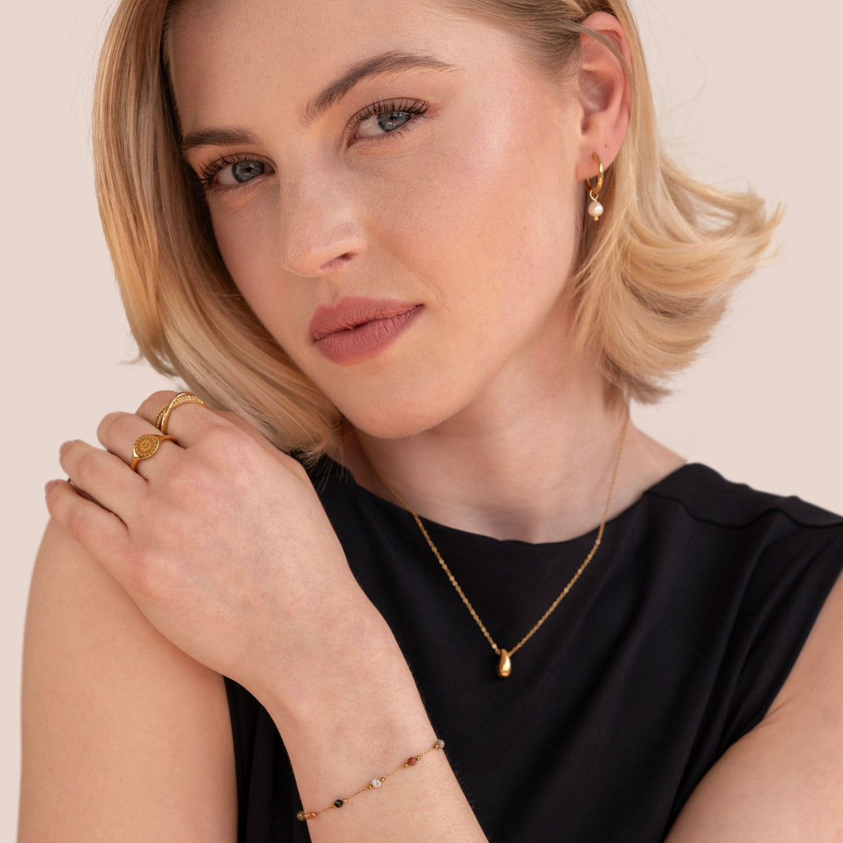 Dama Fino Pulsera con Acentos de Perlas Multicolores y Cadena de Extensión