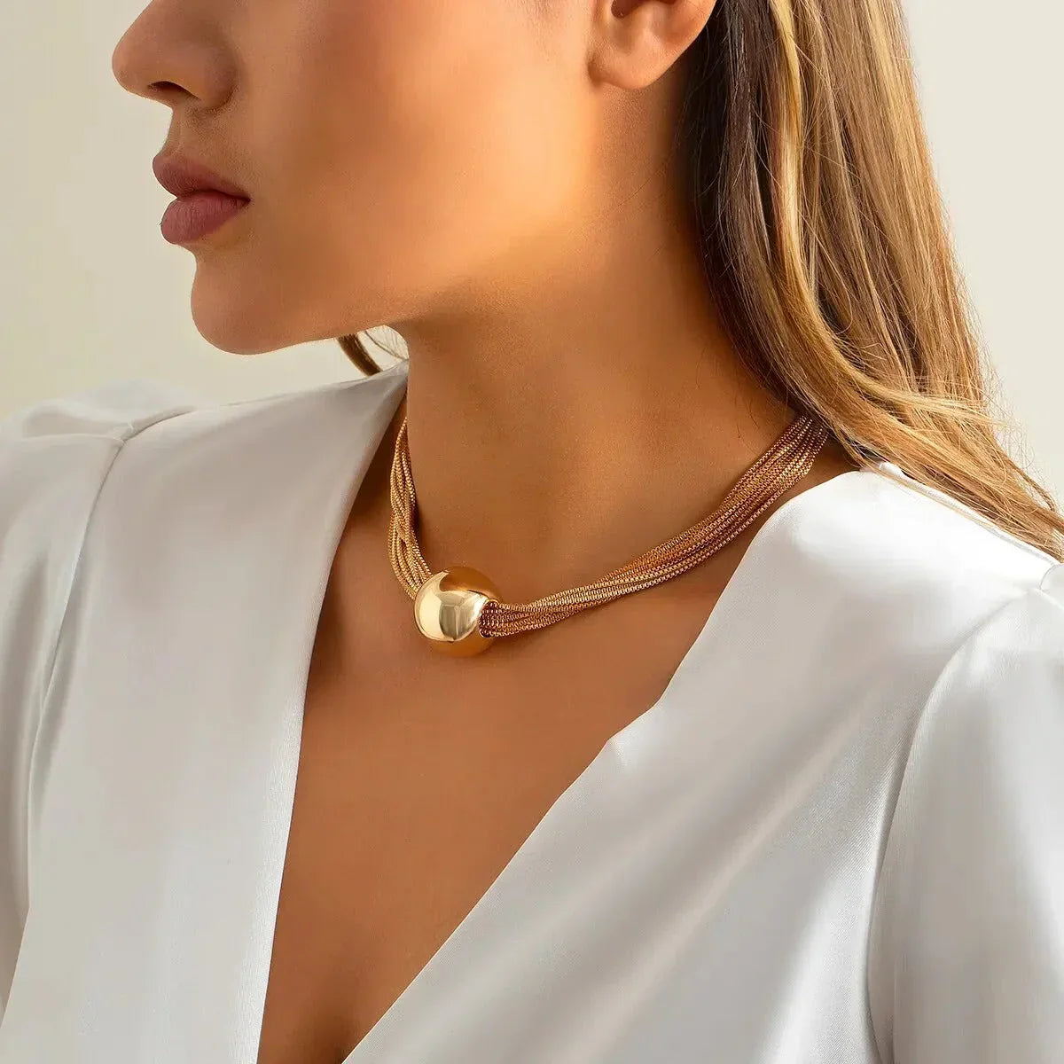Thalia – Collar Dorado Chic y Audaz