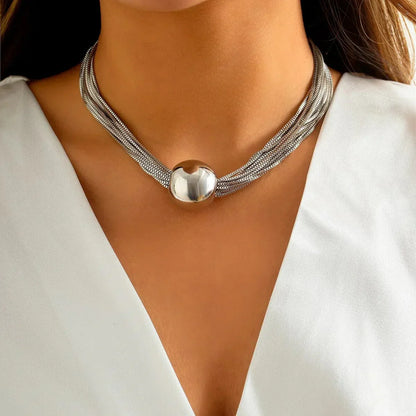 Thalia – Collar Dorado Chic y Audaz