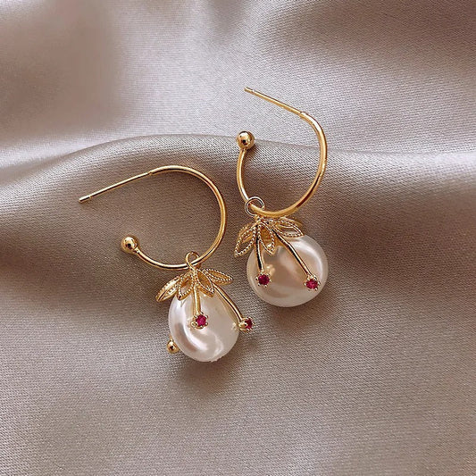 Cléa – Pendientes Vintage Cereza en Oro y Perla