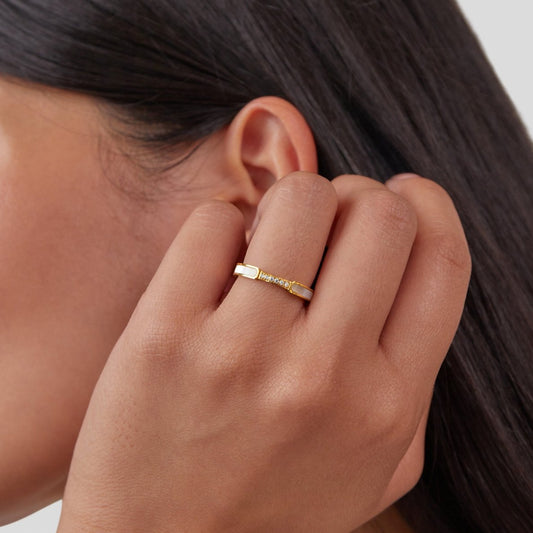 Yassi – Anillo Nácar y Cristales Deslumbrantes