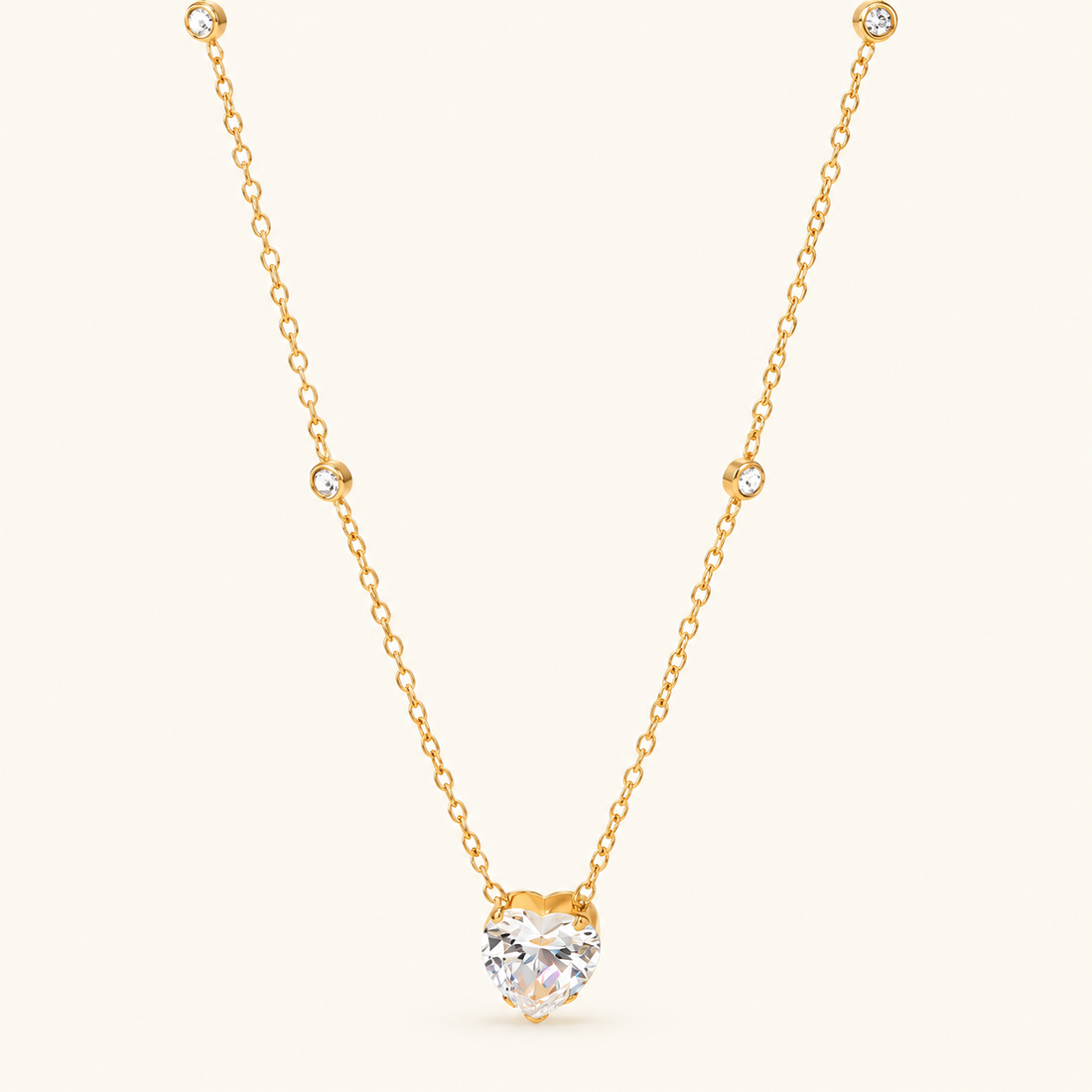 Collar Colgante Corazón Dama con Piedra Central Facetada y Acentos de Piedra Distribuidos