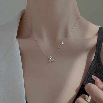 Collar para damas con colgante de abeja y diseño de alas detallado