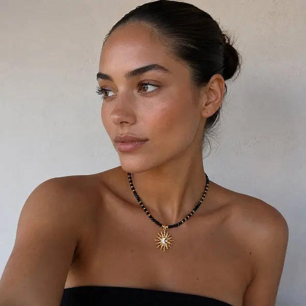 Collar de perlas para mujeres con colgante de sol y luna y perlas de vidrio facetadas