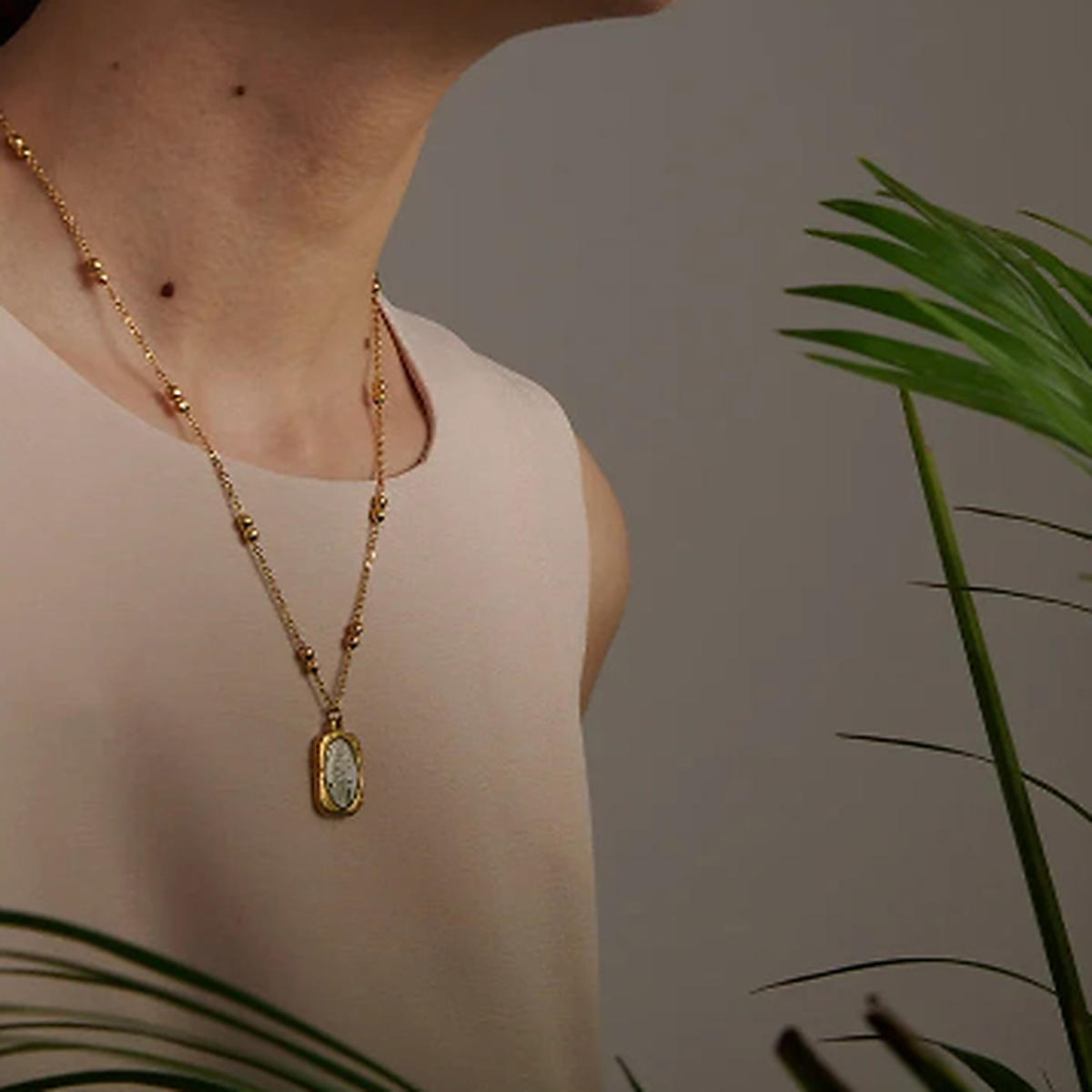 Collar con Colgante de Mujer con Motivo Floral Cuadrado