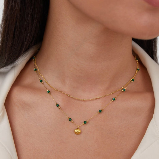Nerissa – Collar Dorado Concha y Perlas Verdes