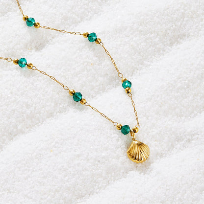 Nerissa – Collar Dorado Concha y Perlas Verdes