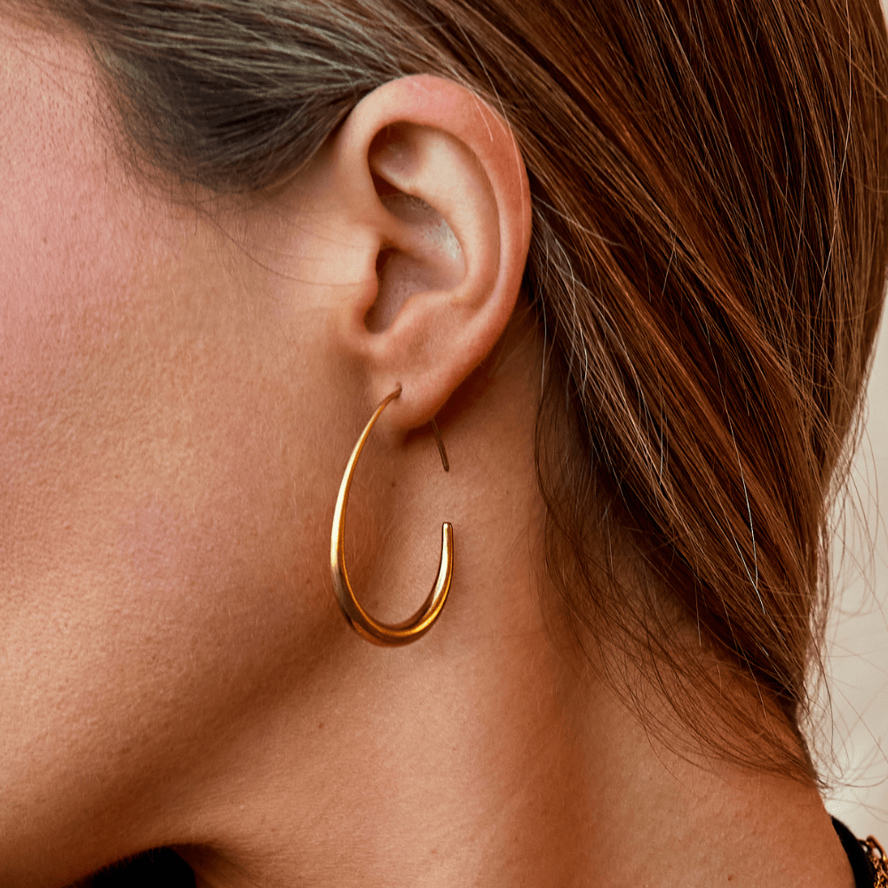 Nica – Aretes Dorados Contemporáneos