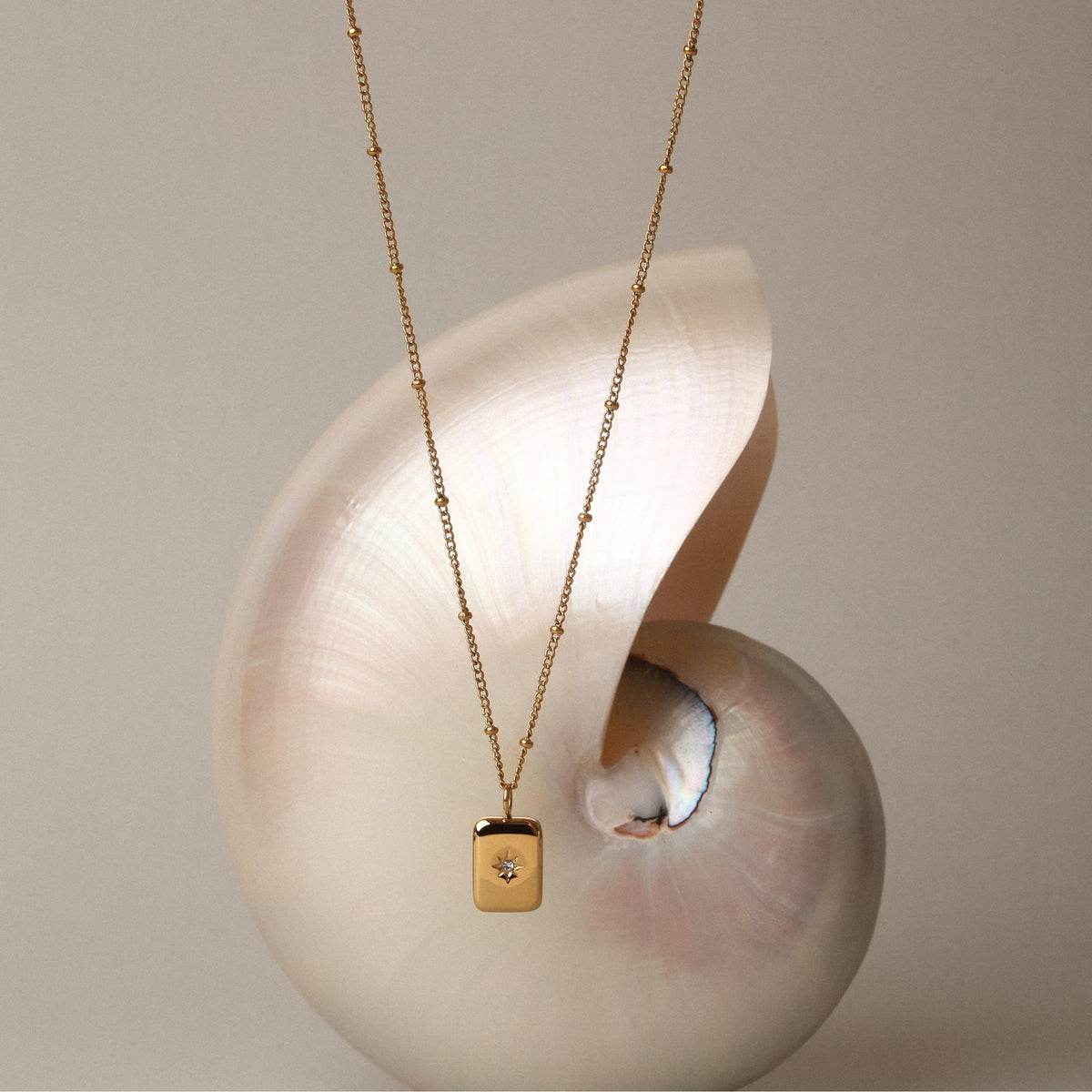 Collar con Colgante de Estrella para Mujeres con Acento de Piedra Central