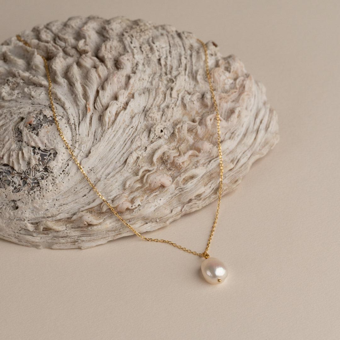 Cadena de perlas doradas - Colgante de perla brillante