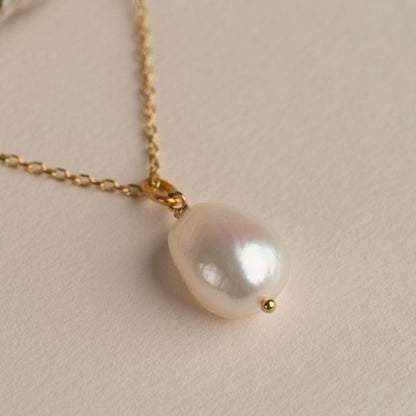 Cadena de perlas doradas - Colgante de perla brillante