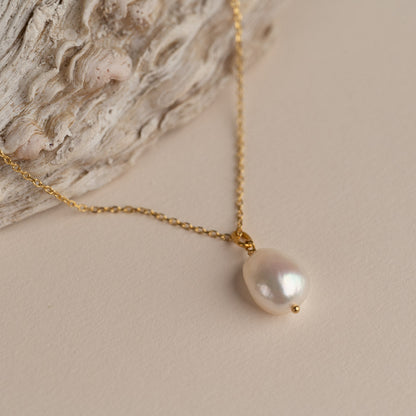 Cadena de perlas doradas - Colgante de perla brillante