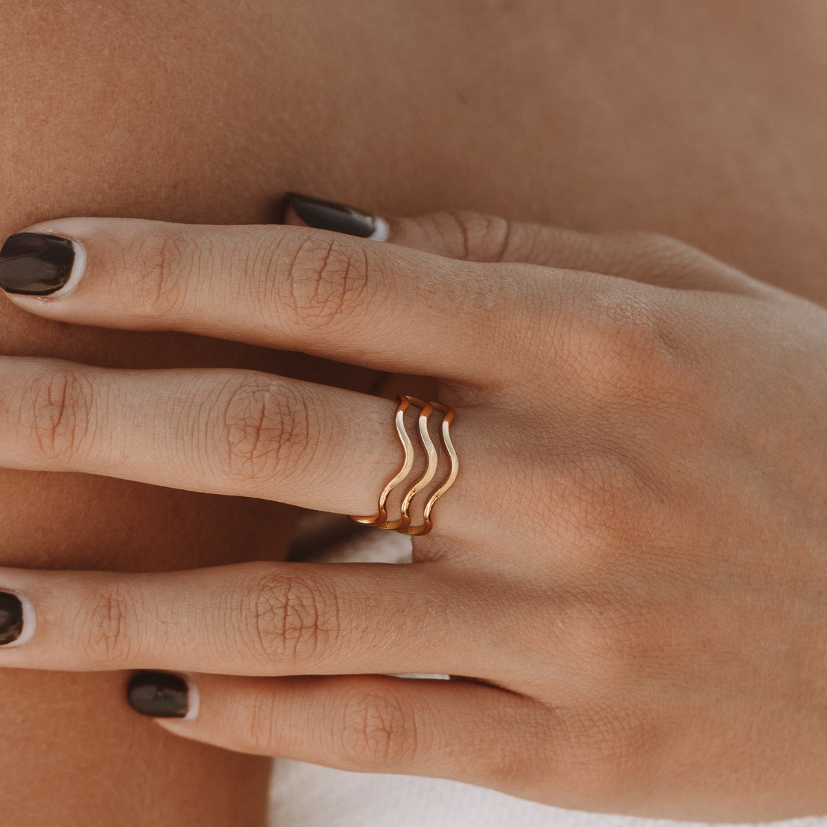 Anillo de Dama con Diseño de Olas Triples y Estructura de Líneas Abiertas