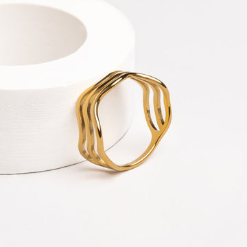 Anillo de Dama con Diseño de Olas Triples y Estructura de Líneas Abiertas