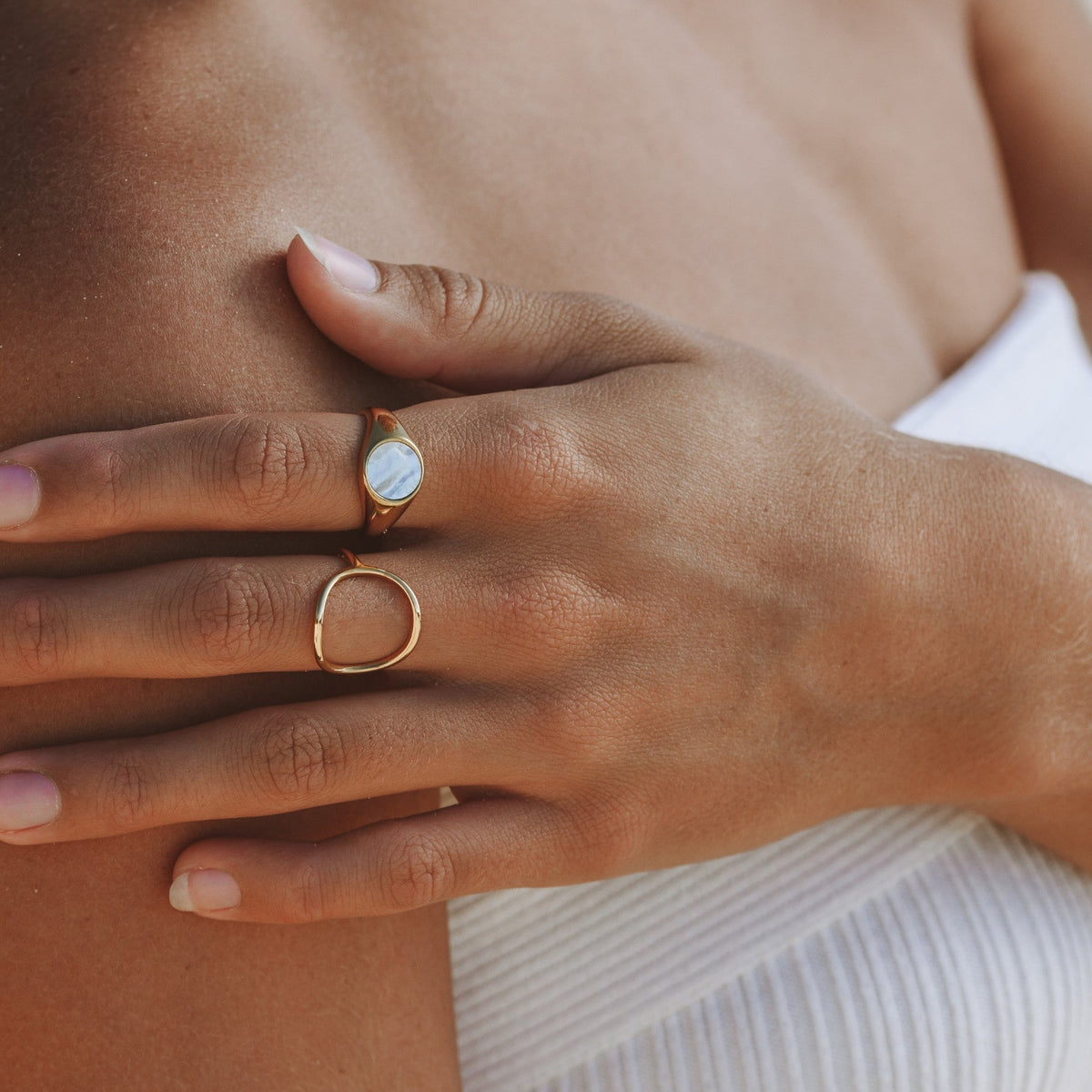 Anillo de Declaración para Mujeres con Forma Ovalada Abierta y Diseño Esculpural
