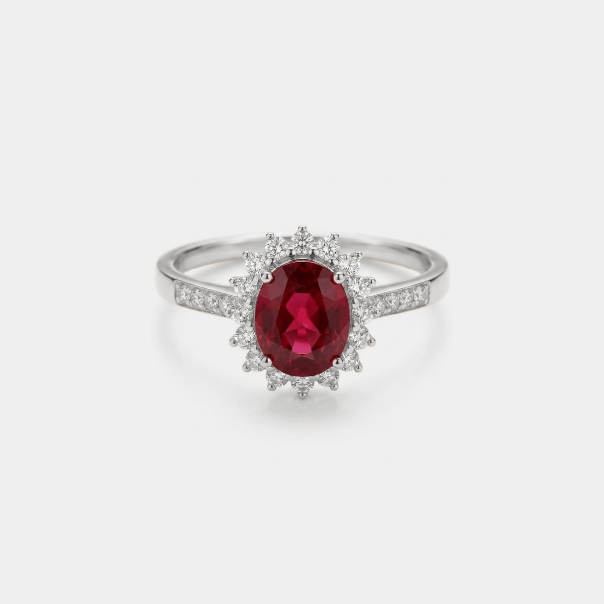 Anillo de dama con granate ovalado y acabado halo