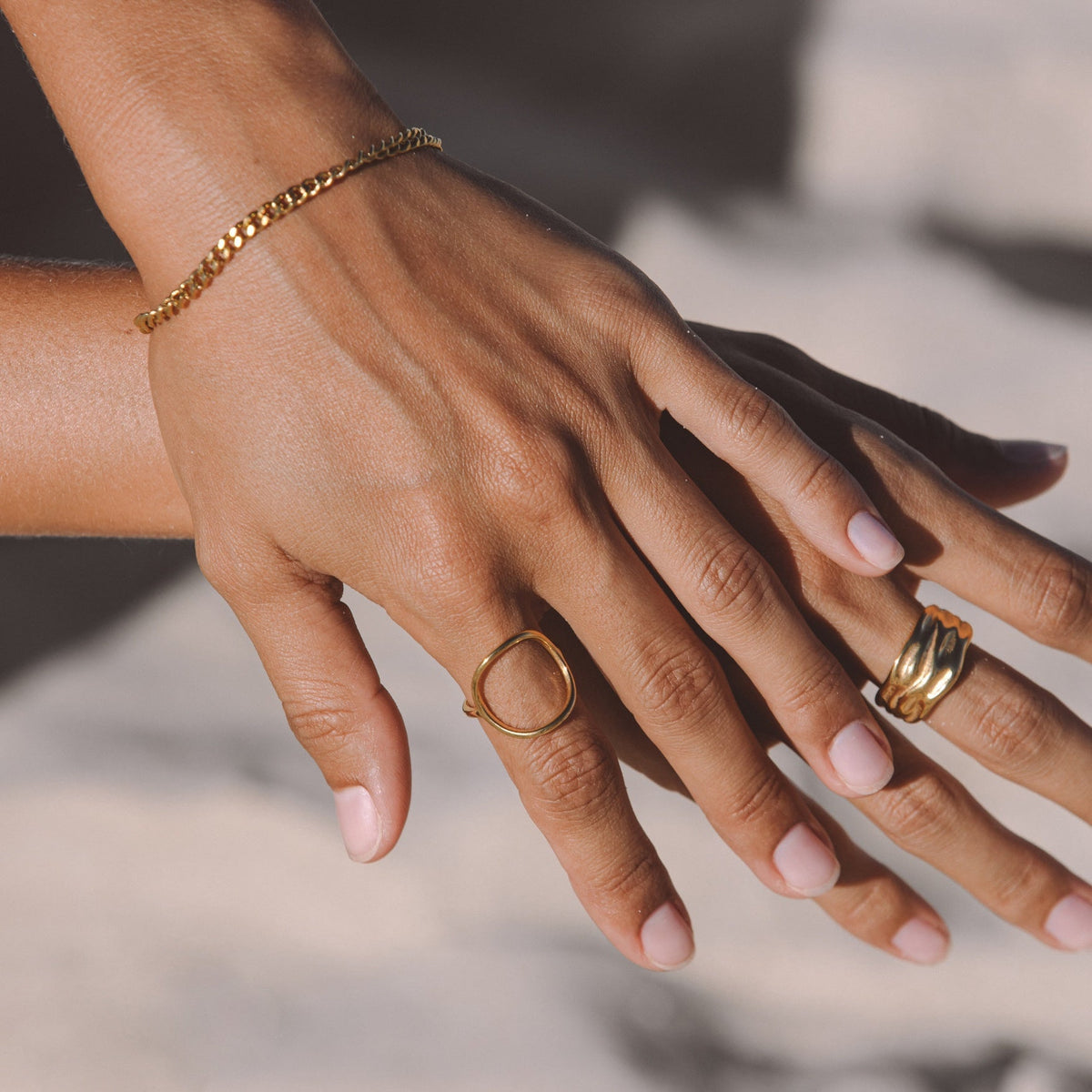 Anillo de Declaración para Mujeres con Forma Ovalada Abierta y Diseño Esculpural