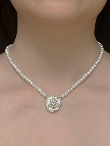 Collar de perlas con colgante de flores de rosa