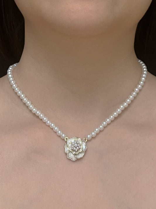 Collar de perlas con colgante de flores de rosa