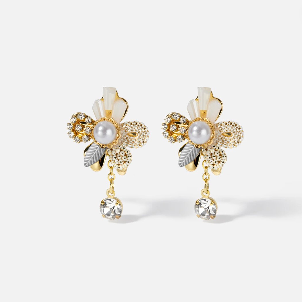 Pendientes con flores de perla y borlas de cristal
