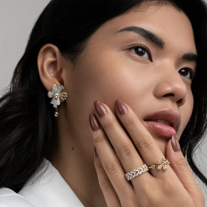 Pendientes con flores de perla y borlas de cristal