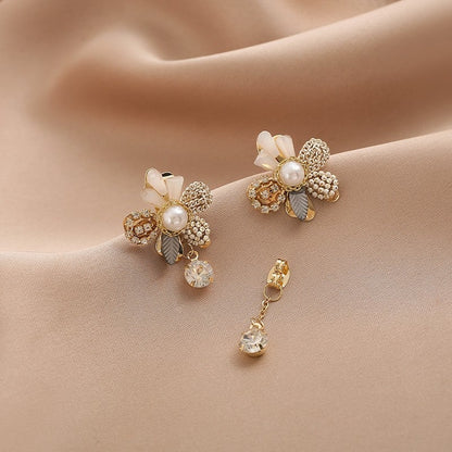 Pendientes con flores de perla y borlas de cristal