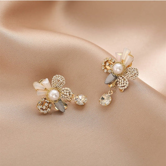 Pendientes con flores de perla y borlas de cristal