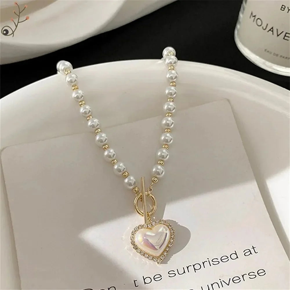 Collar para mujeres con efecto perla y cierre en forma de corazón