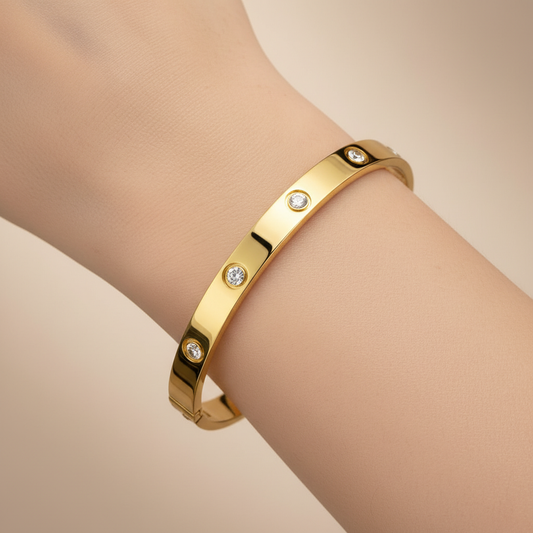 Suzie – Brazalete Dorado con Tachuelas Elegante