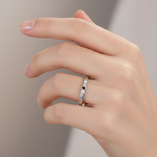 Naia – Anillo Minimalista con Detalles Brillantes