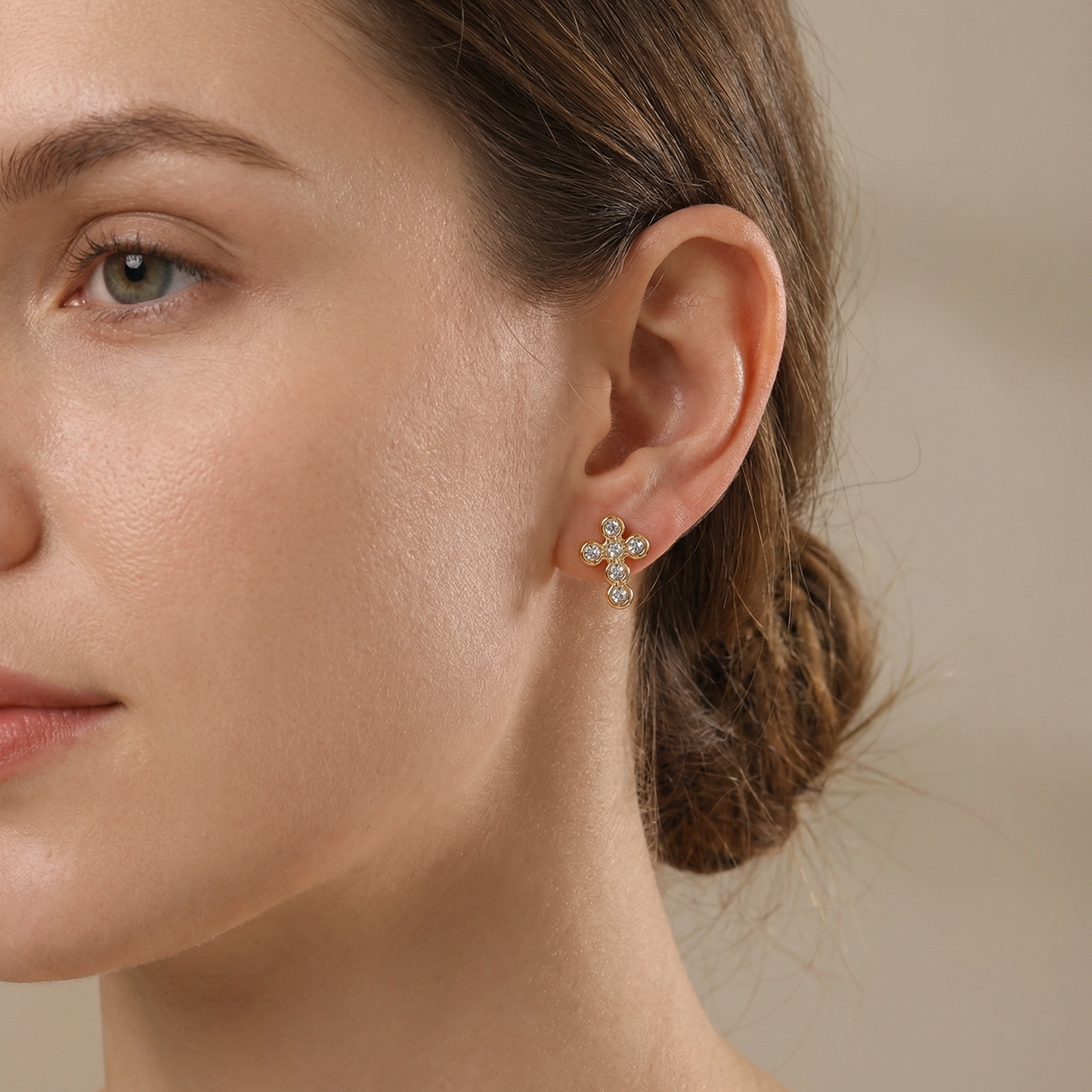 Kyla – Pendientes Cruz con Perla y Zirconia Elegantes
