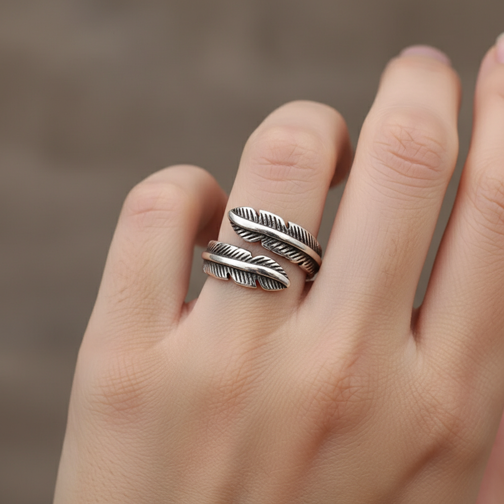 Reika – Anillo Retro Negro con Pluma Abierta