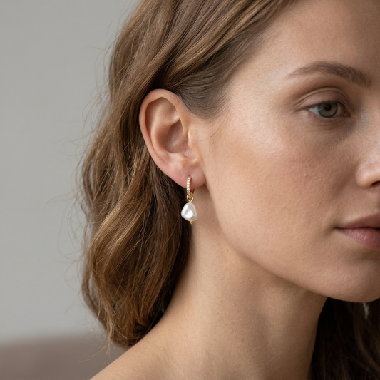 Marissa – Pendientes Huggie con Perlas