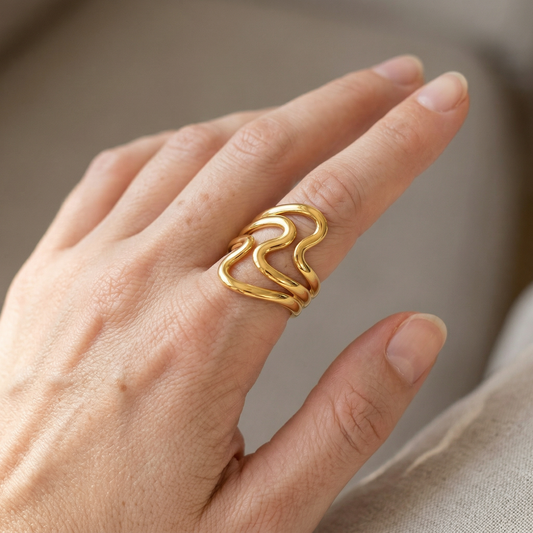 Yerin – Anillo Ondulado Irregular Elegante