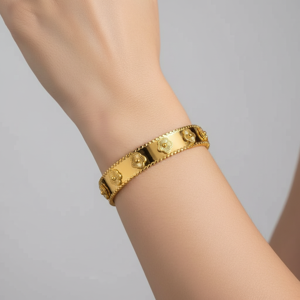 Bianca – Pulsera Floral Retro con Textura Elegante