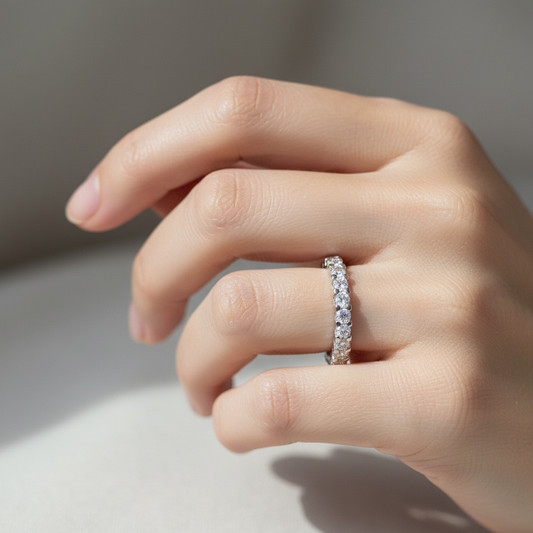 Rina – Anillo de Zirconia Circular Elegante