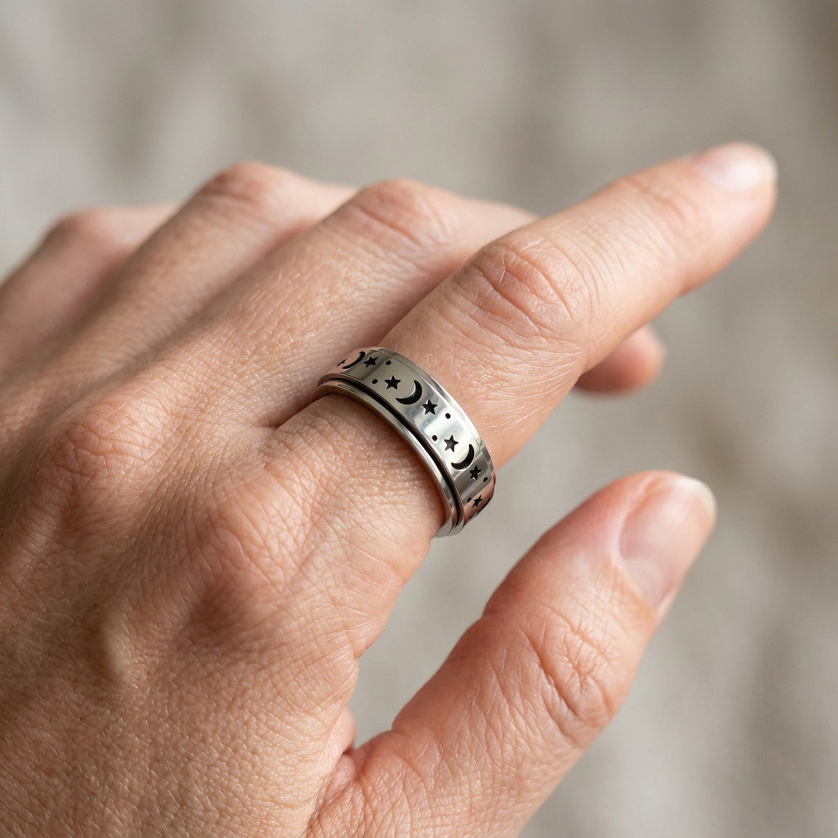 Anillo rotatorio de mujer con luna y estrella y diseño movible